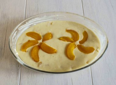 Paranın ikinci yarısını şeftalilerin üzerine dök. Üstteki şeftali dilimlerinden 