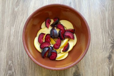 Erikleri yıka, çekirdekleri çıkar ve takozları kes, ayva desenli bir kalıp koy..