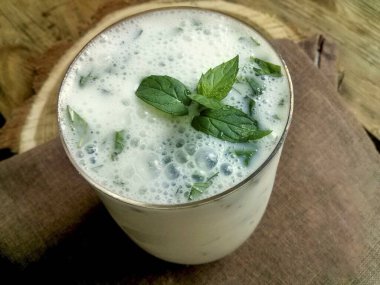 Kefir kokteylini dök. Ayran hazır, masaya servis yap! Ve kefir üzerinde ayran pişirmenin tarifi çok basittir. Afiyet olsun!