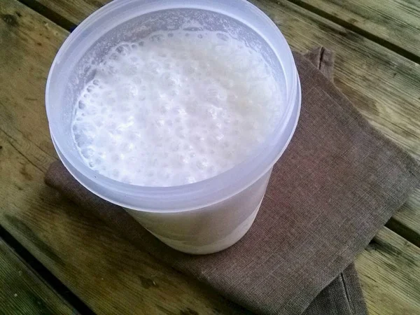 Misture Kefir Caseiro Sal Água Gelada Com Misturador Por Minutos — Fotografia de Stock