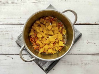 Biberleri yıka, güzelce doğra ve soğanı havuçla doldur. 5-6 dakika boyunca sebze kızartması..