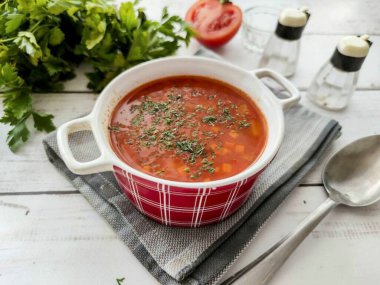 Bulgar mercimek çorbası hazır. Bulgar mercimek çorbası tüm aile için lezzetli, sağlıklı ve sağlıklı bir öğle yemeği için harika bir seçenek. Servis yapmadan önce taze, aromatik otlarla garnitür. Tarifimi not al! Afiyet olsun.!