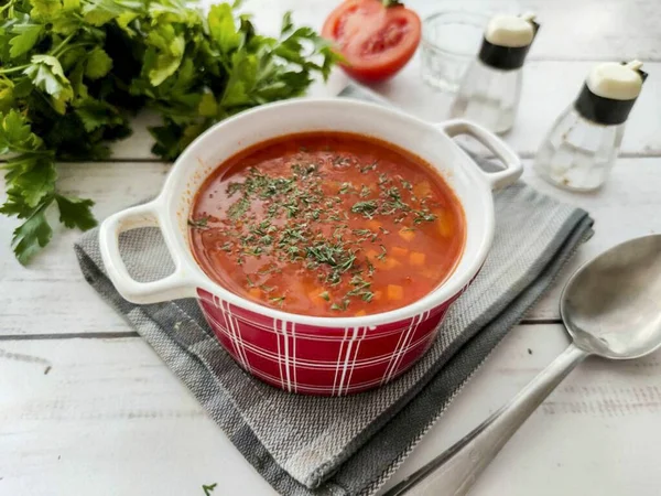 Bulgar mercimek çorbası hazır. Bulgar mercimek çorbası tüm aile için lezzetli, sağlıklı ve sağlıklı bir öğle yemeği için harika bir seçenek. Servis yapmadan önce taze, aromatik otlarla garnitür. Tarifimi not al! Afiyet olsun.!