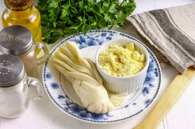 Belirtilen malzemeleri hazırlayın. Peynir at kuyruğu şeklinde alınabilir, tuzlu, bu yüzden yulaf lapasına tuz eklemeye gerek yok..