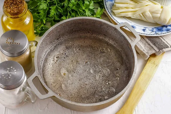 鍋や鍋の底にお湯と植物油を注ぎます — ストック写真