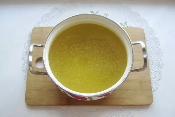 スープをひずみ 500Ml スープは5 7グラムの寒天を入れます 別のボウルに暖かいスープのガラスを注ぎ それに寒天を追加 15分間攪拌し それを醸造しましょう その後 緊張したスープにゼリーを注ぎます — ストック写真
