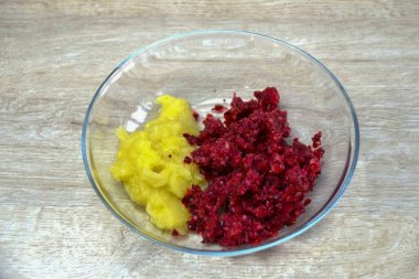 100 gram elma püresi ve 100 gram ezilmiş kızılcık ölçün. Yabanmersinlerini elek ile öğütme, kabuğun kalıntılarıyla, marşmelov daha lezzetli ve daha güzel olur..