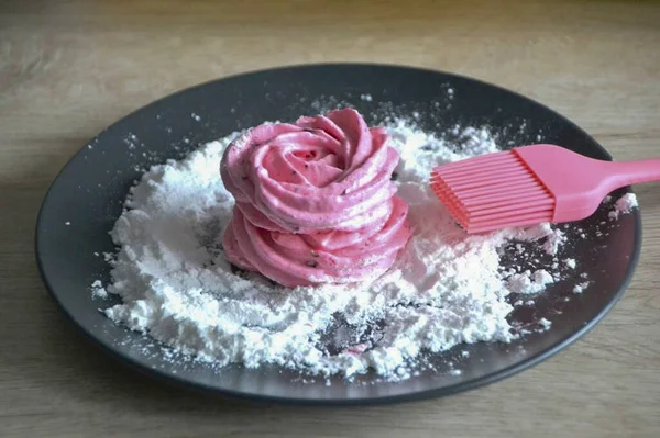 ペアでマシュマロを組み合わせる 粉砂糖でロール 料理用ブラシで余分な粉をブラシオフ — ストック写真