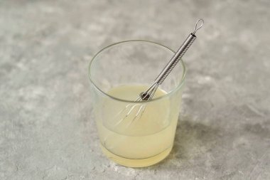 Agar agarı 100 ml 'ye kadar karıştır. su.