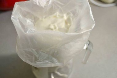 Marşmelov karışımını büyük bir boru torbasına aktarın..