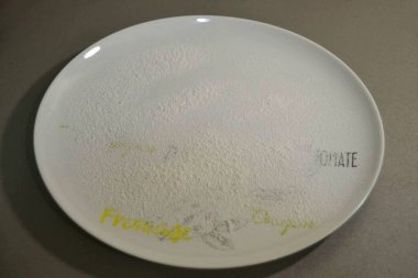 Şekerlemeler için bir tabak hazırla, üzerine pudra şekeri serp..