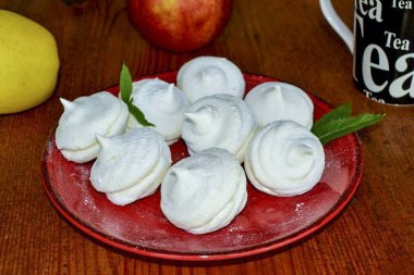 Evde agar-agar 'da çok faydalı bir lokum var. Lezzetli olmakla kalmayıp, aynı zamanda doğal şekerleri de seven herkese agar-agar üzerine marşmelov tarifi önermek istiyorum. Bu, yetişkinler ve çocuklar için basit, sağlıklı ve çok havalı bir tatlı. 