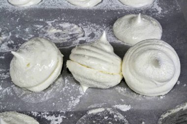 Ve şekerlemeleri dikkatlice birleştirin..