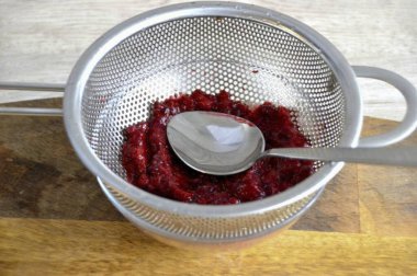 Yaban mersinlerini elek ile öğütürsün, önce blender kullanırsın, sonra da meyveli püreyi elek ile öğütürsün..