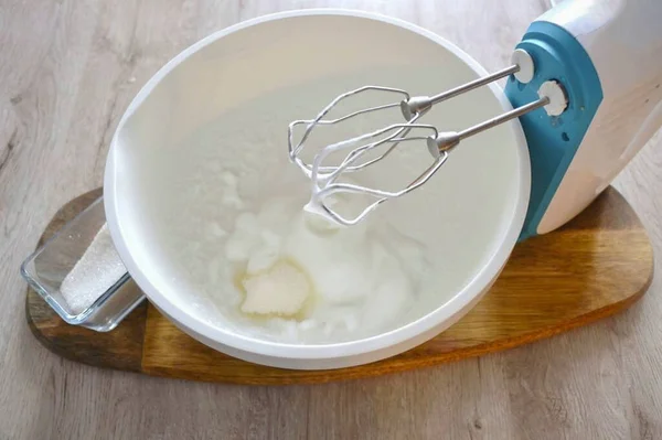 Despeje Proteína Uma Tigela Para Bater Bata Até Espuma Macia — Fotografia de Stock