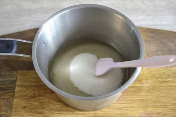 Versare Acqua Una Casseruola Aggiungere Agar Agar 250 Grammi Zucchero — Foto Stock