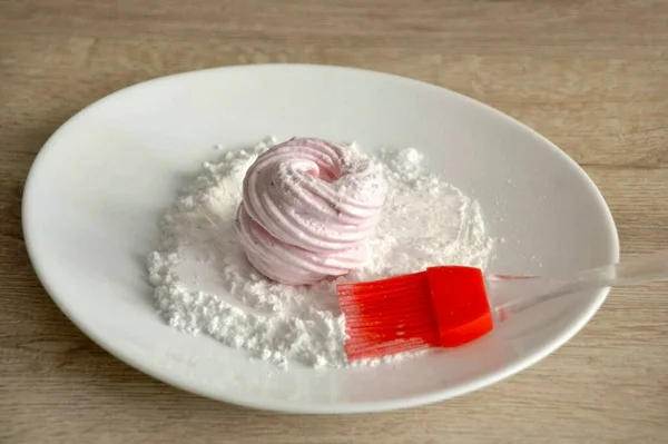 Kencangkan Marshmallow Dari Dua Bagian Gulung Dalam Bubuk Gula Sikat — Stok Foto