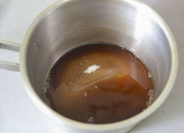 Tencereye kahve dök, şeker ekle..