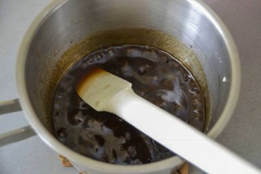 Şurubu kaynat ve 5 dakika kadar kaynat, daha az zaman alabilir, şurup kalınlaşır ve gerilmeye başlar..