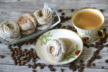 Kahveyle birlikte kahve marşmelovu servis et, birbirlerini tamamlarlar! Tatlı kesinlikle kahve severlere cazip gelecektir. Hazırlamak klasik bir lokumdan daha zor değil. O yüzden başlayalım! Kahve marşmelovu, elbette, hav