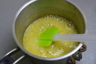Mandalina suyu, agar ve şeker karışımını kaynayana kadar ısıt. Kaynama anından itibaren 5 dakika boyunca düşük ısıda kaynayın..