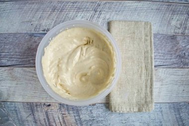 Ayrı bir kabın içinde elma sosu ve yumurta beyazını birleştirin. Pofuduk olana kadar 5 dakika yüksek karıştırıcı hızında çırp.