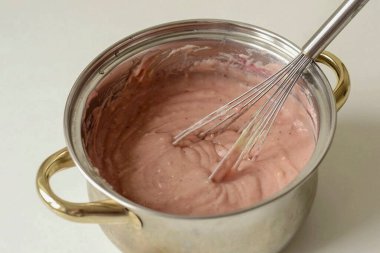 Sıcaktan kurtul, pancar suyu ve sebze yağı ekle. İyice karıştır..