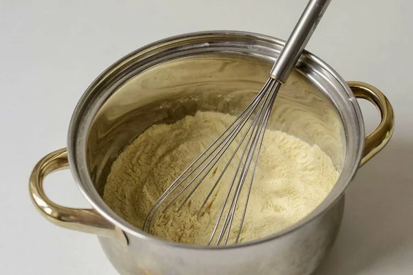 鍋にエンドウ豆の粉を注ぐ スパイスと塩を追加 かき混ぜて — ストック写真