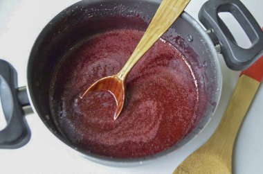 Boş eriği soğutun. Üzerine bir kase buz gibi su koyup sık sık erik reçeli ile karıştırıyorum..