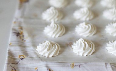 Büyük bir yemek tepsisi hazırlayın ve eklentiyi marşmelovları bırakmak için kullanın. 12-14 saat kadar kurusun. Arzu edilirse, servis yapmadan önce yarımları birleştirebilirsiniz. Sana gösterdiğim basit diyet şekerlemesi tarifi bu.