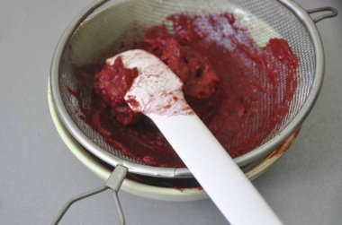 Ahududu rendeleyin eleğe.