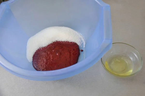 Soğutulmuş Ahududu Püresini Büyük Bir Karıştırma Kabına Transfer Şeker Yumurta — Stok fotoğraf