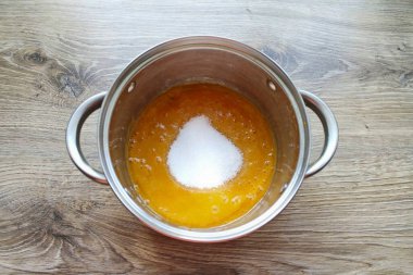 Püreye 100 gram şeker dök ve çözülene kadar karıştır. Tamamen soğusun..