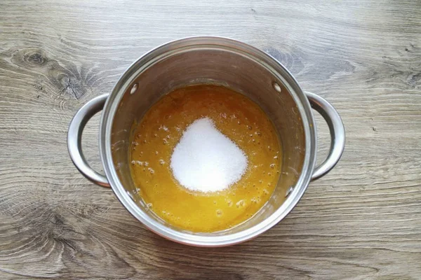 Püreye 100 gram şeker dök ve çözülene kadar karıştır. Tamamen soğusun..