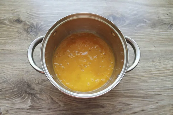 Kütle 500 grama kadar kaynatılmalı. Sıcaktan kurtul ve pürüzsüz olana kadar blender ile yumruk at. Arzu ediyorsan eleğe doğru sil.