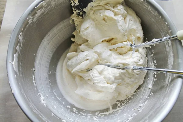 Kayısı kasesine ince bir derede doldur, yüksek hızda çırp. Sıkı, sıkı çırpın. Formunu korumalı..