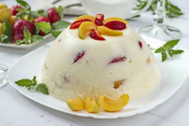 İnce bir bıçak kullanarak, yavaşça pastanın kenarına doğru koş, kasenin kenarlarından ayır. Altını yarım dakikalığına sıcak suya batır. Jöleli keki tepsiye koy..