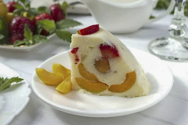 Легкий Воздушный Десерт Абрикосами Украсит Любой Ужин Праздничный Стол Приятного — стоковое фото