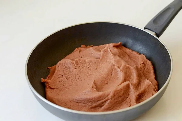 The mass will be completely ready after 25-30 minutes. It should thicken, darken, and peel off easily from the edges of the pan.