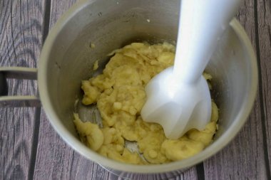 Muzları el blenderiyle patates püresine çırpın..