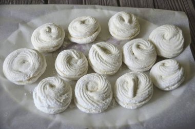 Tamamlanmış şekerlemeyi bir tabağa koy ve bırak dengelensin..