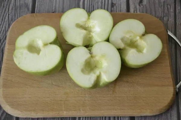 Очистити Яблука Від Насіння Лягай Обробну Дошку — стокове фото