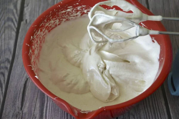 Pour Syrup Thin Thread Whipped Puree Continue Beating Whisk Mixer — Stock Photo, Image