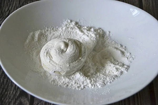 Wear Gloves Hold Two Piece Marshmallow Together Roll Powdered Sugar — Stock Photo, Image