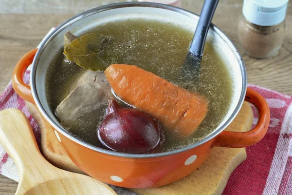 Acrescente Cenouras Cebolas Enxaguadas Cascas Uma Panela Cozinhe Todos Juntos — Fotografia de Stock