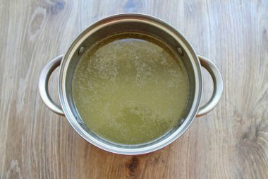 Çorbayı ince bir elek ya da birkaç kat peynirli kumaştan geçir..