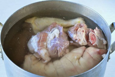 Eti durula ve suyla kapla, düşük ısıda kaynat..