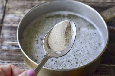 Çorbaya agar agar ekle. 3 dakika kaynatın..