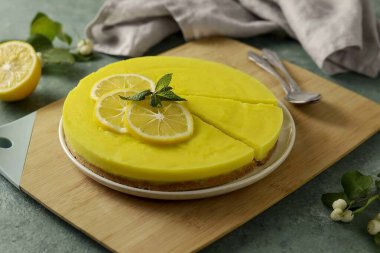 Bitmiş pasta limon dilimleriyle süslenebilir. Aile çayı için harikadır. Kısmen tatlı, hoş bir limon ekşi, çok narin ve lezzetli. Afiyet olsun.!