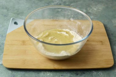 Büyük bir kasede un, badem unu, şeker, eritilmiş hindistan cevizi yağı ve tuzu birleştirin. Hamuru ıslak kırıntı gibi görünene kadar karıştır..